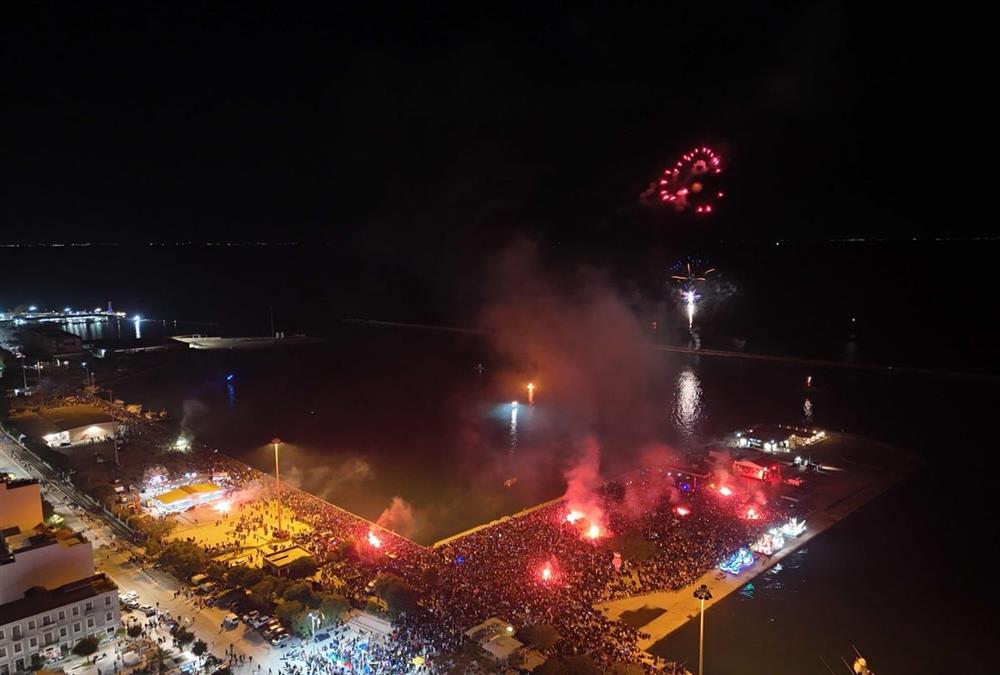 Το πατρινό καρναβάλι του 2026 έφτασε στο τέλος του: Καρέ-καρέ η τελετή λήξης