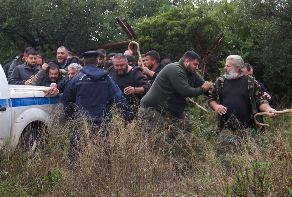 Έκρυθμη η κατάσταση στην Κρήτη: Κατάληψη από αγρότες στο αεροδρόμιο Ηρακλείου - Επεισόδια με χημικά στα Χανιά