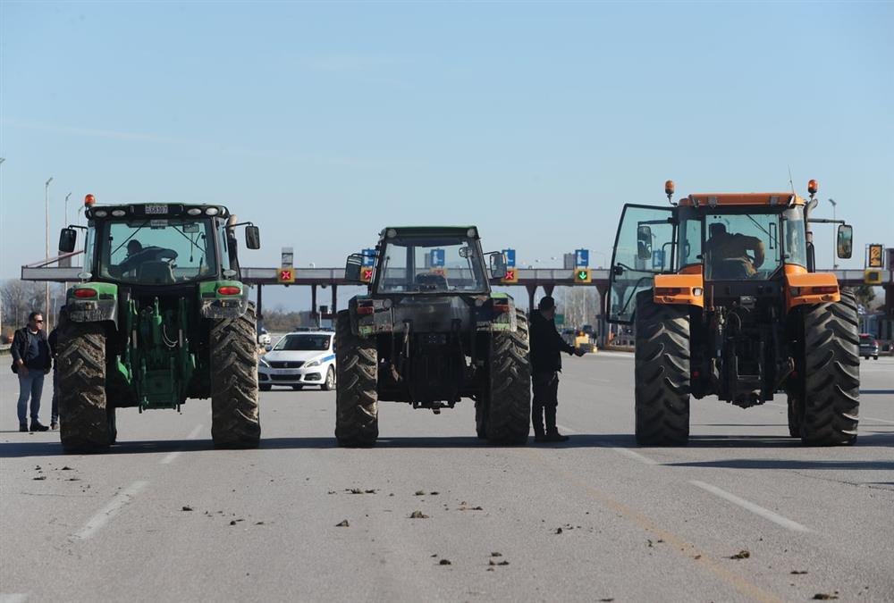 Ενισχυμένα και δυναμικά τα αγροτικά μπλόκα: Αποφασισμένοι οι αγρότες σε όλη τη χώρα
