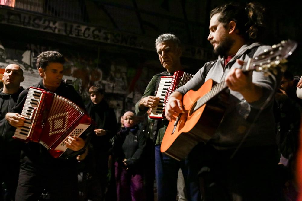 Όργιο αστυνομικής βίας σε άλλη μια πορεία για τον Αλέξη - Κι όμως, κόσμος έσπασε τον αποκλεισμό και τραγούδησε στο μνημείο