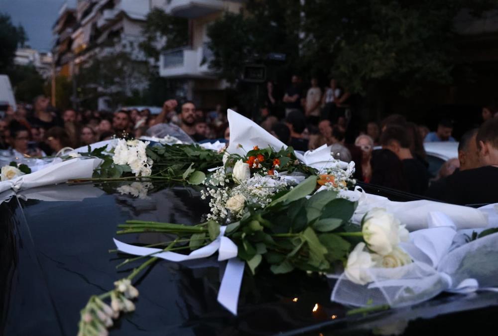 Λαοθάλασσα, τραγούδια, κλάματα και λουλούδια στη λαϊκή αγρυπνία για τον Γιώργο Μαζωνάκη στη Νίκαια