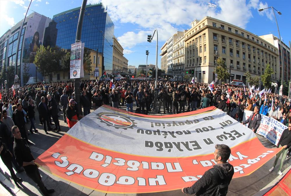 Κοσμοσυρροή στην πλατεία Συντάγματος - Εκατοντάδες εργαζόμενοι πορεύτηκαν ζητώντας καλύτερους μισθούς