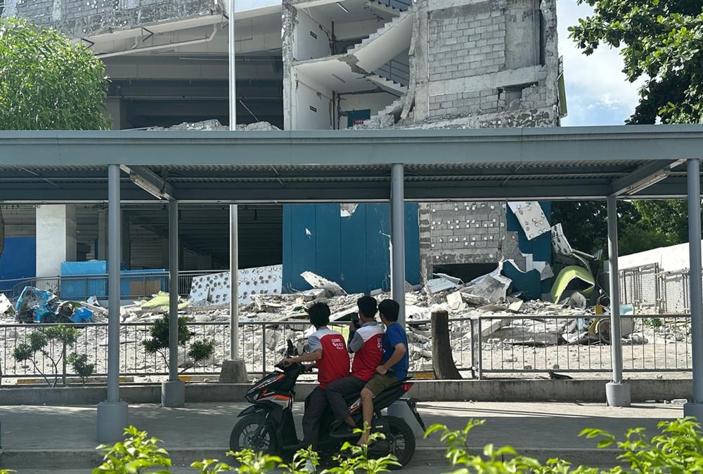 Τρομακτικές εικόνες από τον σεισμό στις Φιλιππίνες:  Κτίρια κατέρρευσαν σαν τραπουλόχαρτα - Δεκάδες νεκροί