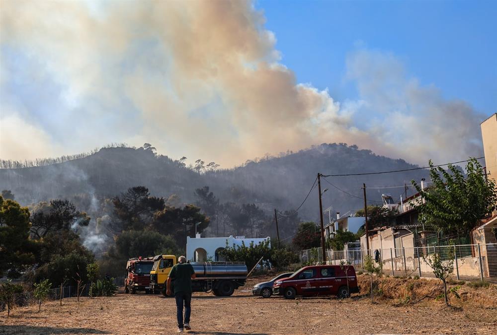 Συγκλονιστικές εικόνες από τη φονική φωτιά στη Σαλαμίνα