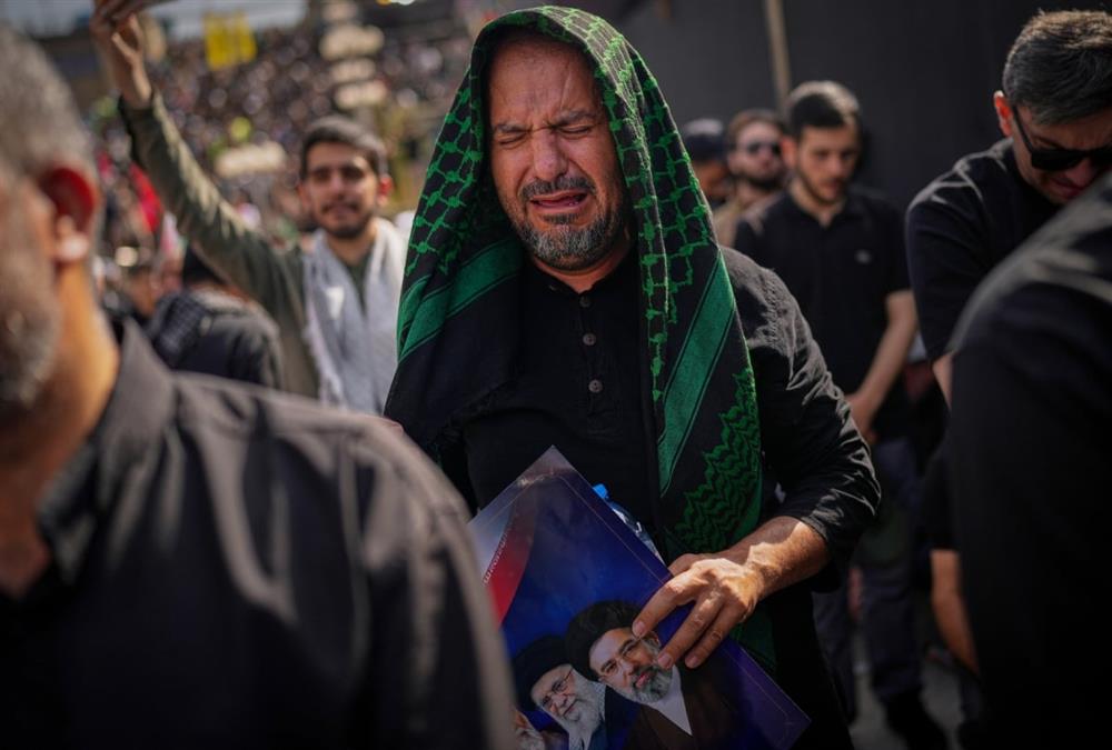 Σε λαϊκό προσκύνημα η σορός του Αλί Χαμενεϊ - Το Ιράν αποχαιρετά τον θρησκευτικό του ηγέτη