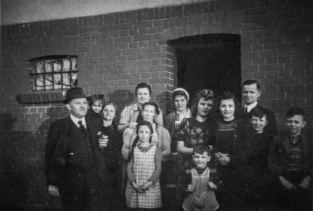 Οι συγκλονιστικές φωτογραφίες - ντοκουμέντα από την εκτέλεση των «200» στην Καισαριανή