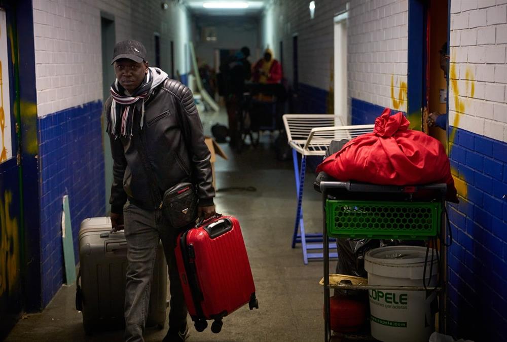 Ισπανία: Εκατοντάδες μετανάστες εκδιώχθηκαν από πρώην λύκειο όπου είχαν βρει καταφύγιο - «Δεν ξέρουμε πού να πάμε» (AP)