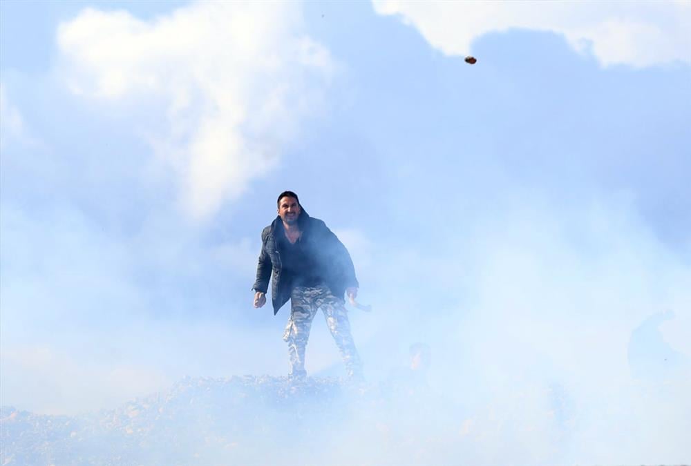 Έκρυθμη η κατάσταση στην Κρήτη: Κατάληψη από αγρότες στο αεροδρόμιο Ηρακλείου - Επεισόδια με χημικά στα Χανιά