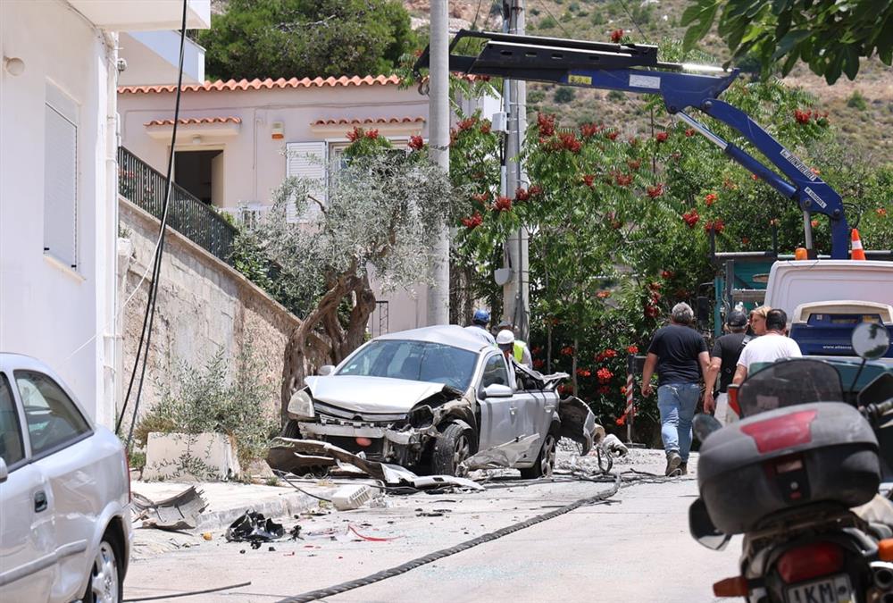 Απίστευτες εικόνες στην Ηλιούπολη - Φορτηγό έπεσε σε κολώνα, καταπλάκωσε τέσσερα ΙΧ, έσπασε εισόδους