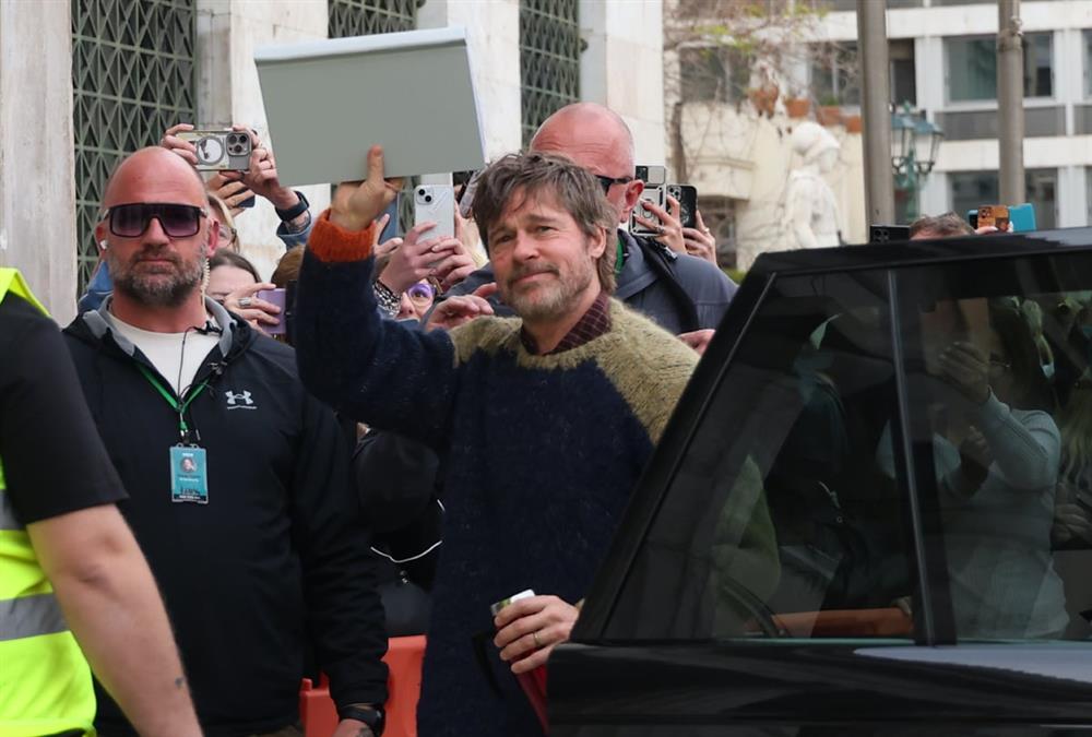 Η αποθέωση για τον Μπραντ Πιτ στην πλατεία Κοτζιά και το «hello guys» του διάσημου ηθοποιού