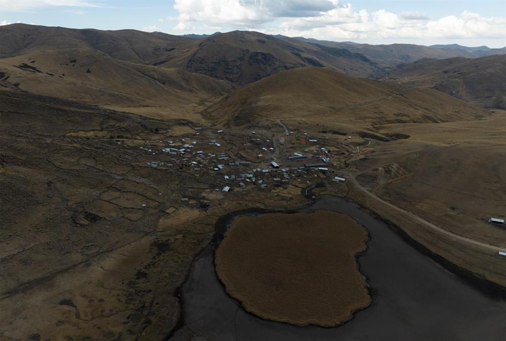 Αποκαρδιωτικές εικόνες: Στέγνωσε λιμνοθάλασσα-πηγή ζωής - Το χωριό που δίνει μάχη για επιβίωση και προσεύχεται για βροχή