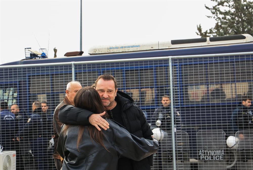 Τέμπη, η δίκη: Πρώτη μέρα με εικόνες ντροπής - Μεγάλο «κύμα» συμπαράστασης στους συγγενείς