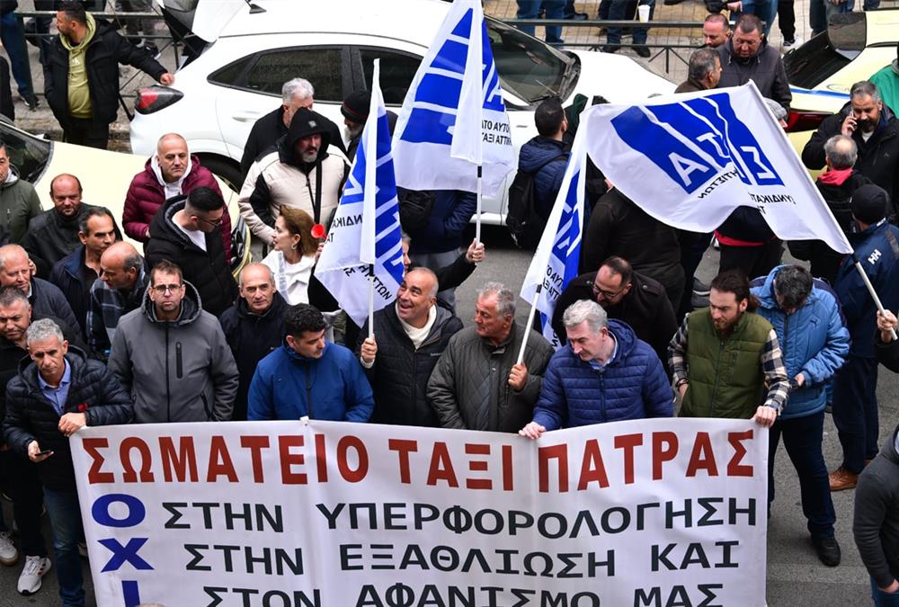 Στους δρόμους της Αθήνας οι οδηγοί ταξί - Καπνογόνα και συνθήματα έξω από τη Βουλή