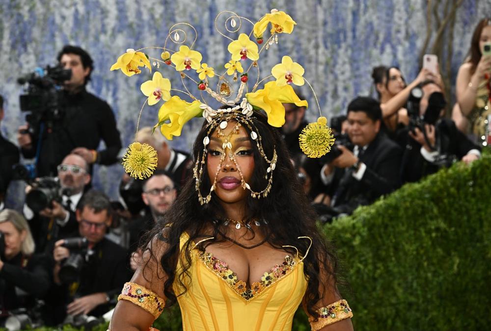 Met Gala 2026: Λάμψη, προκλήσεις και εντυπωσιακές επιστροφές στο κόκκινο χαλί