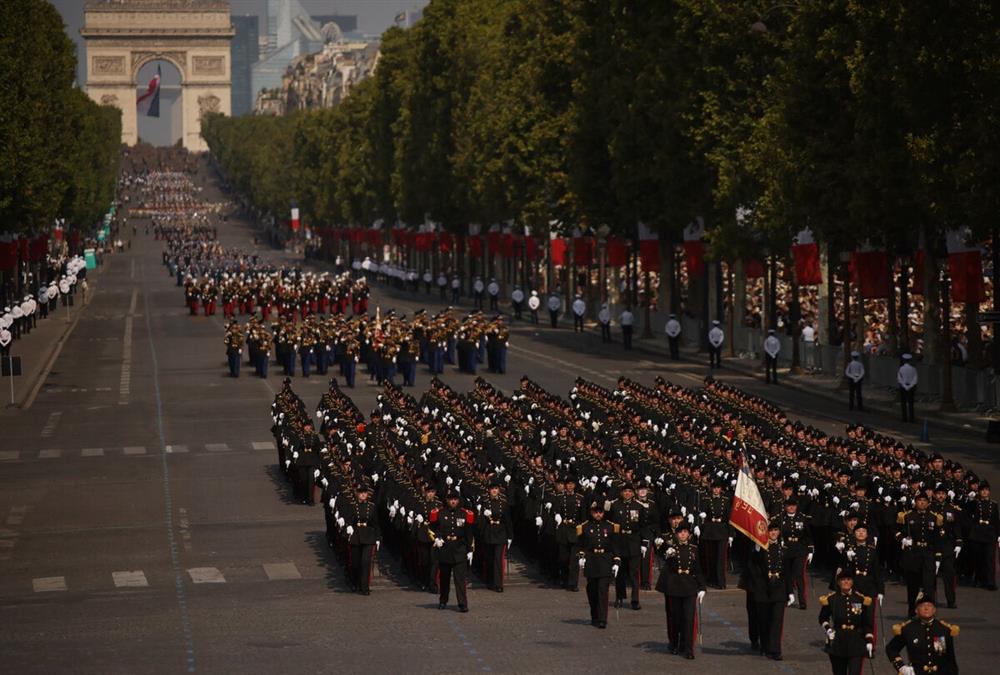 Εντυπωσιακές εικόνες από τη μεγάλη στρατιωτική παρέλαση στο Παρίσι για την «Ημέρα της Βαστίλης»