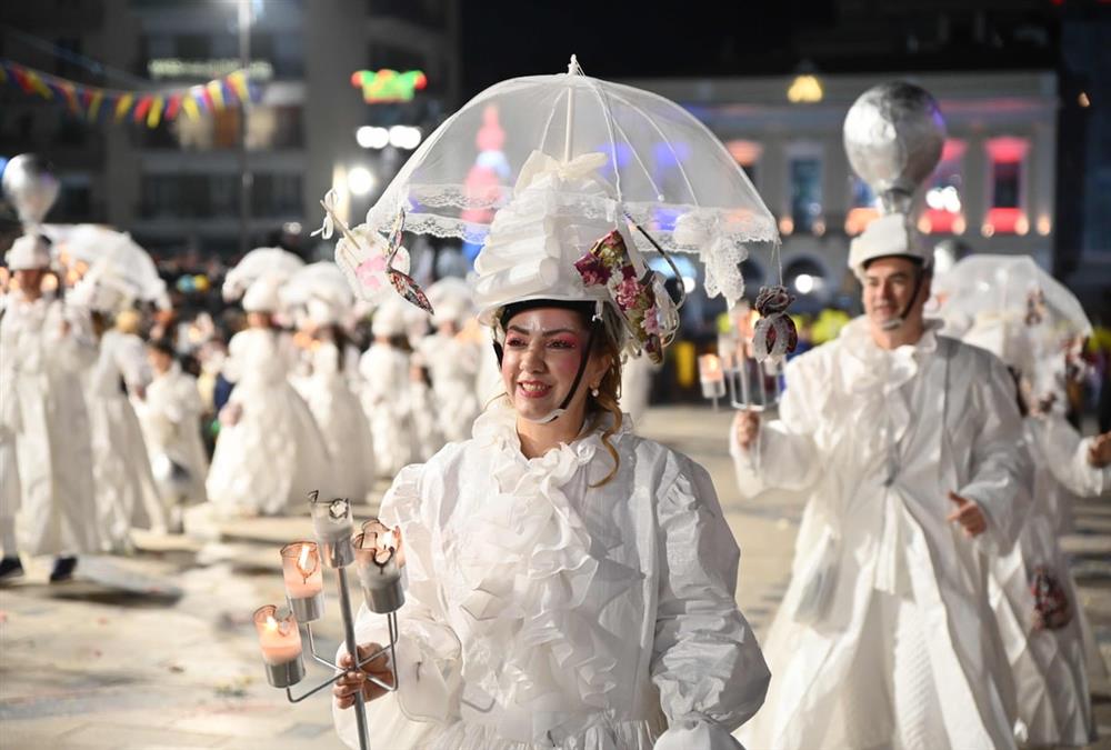 ΟΠΕΚΕΜΠΕΕ, λειψυδρία και ο «τζάμπας που πέθανε»: Εικόνες από φετινό Πατρινό Καρναβάλι