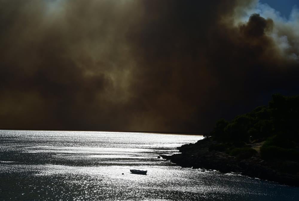 Πύρινος όλεθρος στο Πόρτο Γερμενό από τη μεγάλη φωτιά - Σκληρή μάχη με τις φλόγες