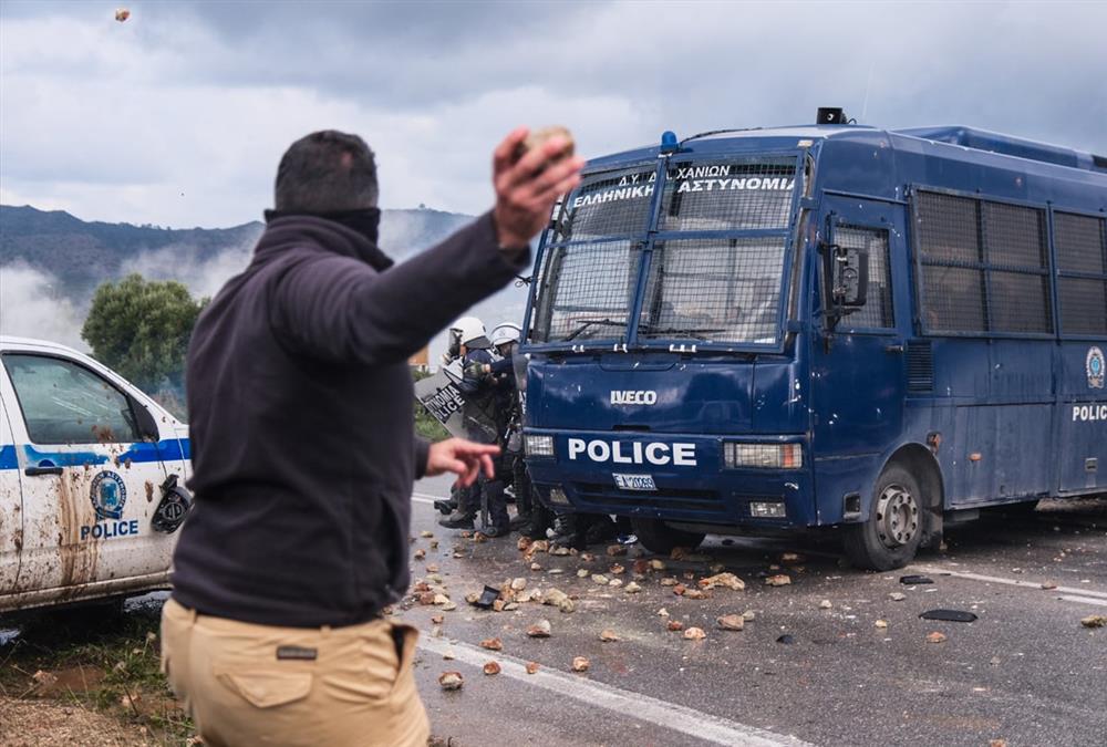 Έκρυθμη η κατάσταση στην Κρήτη: Κατάληψη από αγρότες στο αεροδρόμιο Ηρακλείου - Επεισόδια με χημικά στα Χανιά