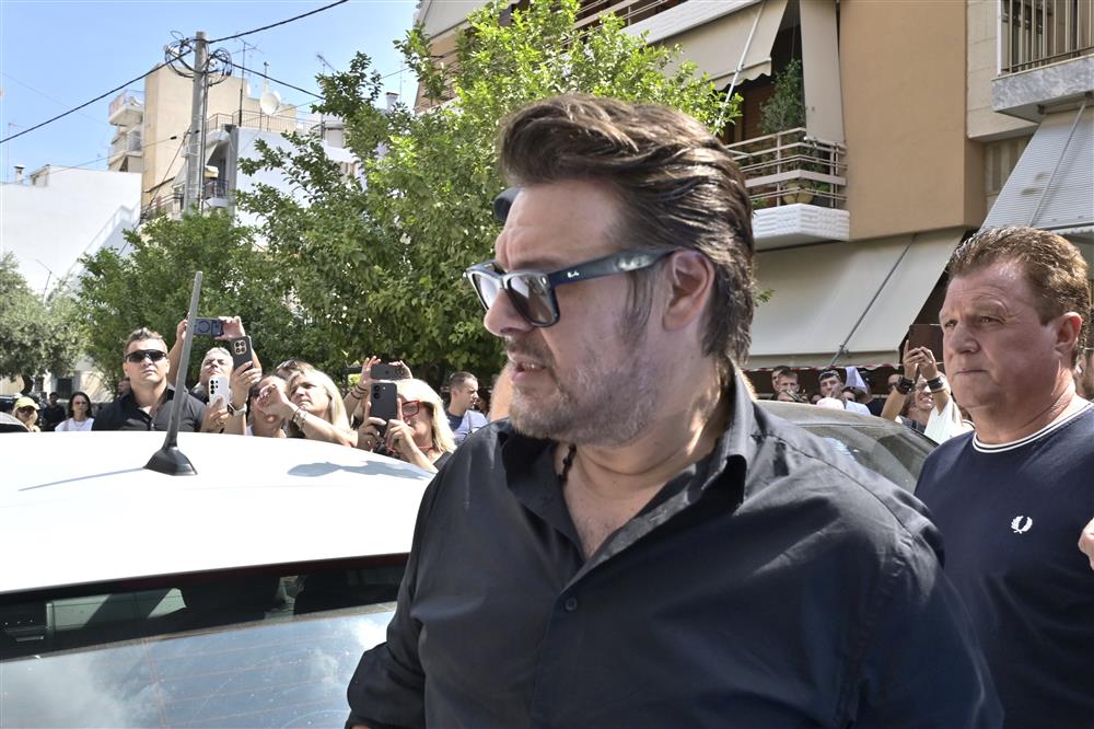 Βαθιά θλίψη στο τελευταίο αντίο στον Γιώργο Μαζωνάκη
