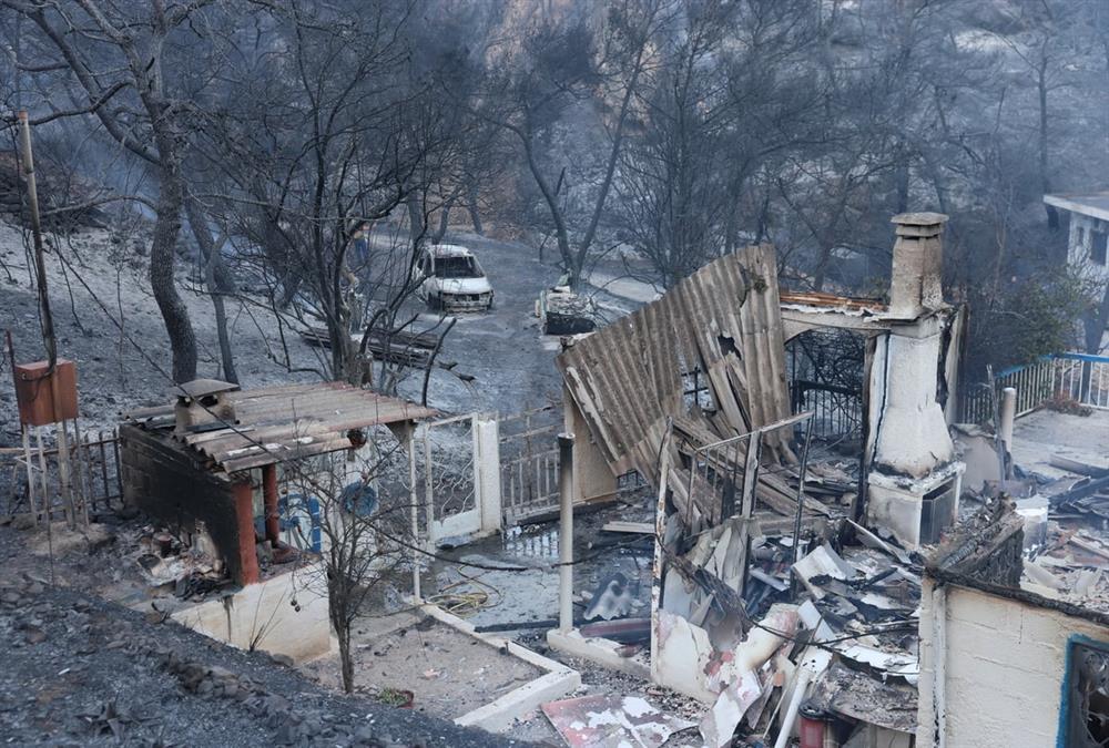 Στάχτη και γκρεμισμένοι κόποι στη Σαλαμίνα: Οι εικόνες μετά το φονικό πέρασμα της φωτιάς