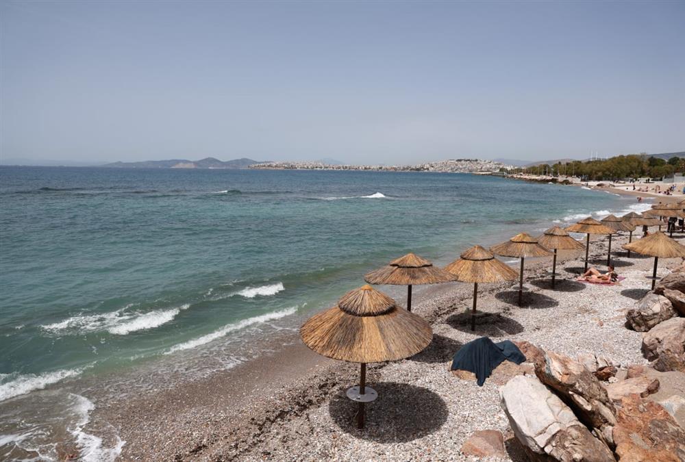«Μύρισε» καλοκαίρι και οι Αθηναίοι ξεχύθηκαν στις παραλίες - Οι πρώτες βουτιές για μικρούς και μεγάλους