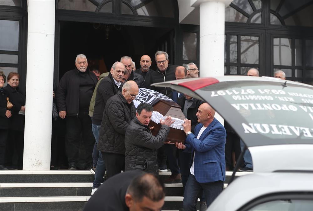 Βουβός πόνος στο τελευταίο «αντίο» στον Στέφανο Μπορμπόκη - Η σημαία του ΠΑΟΚ στο φέρετρό του