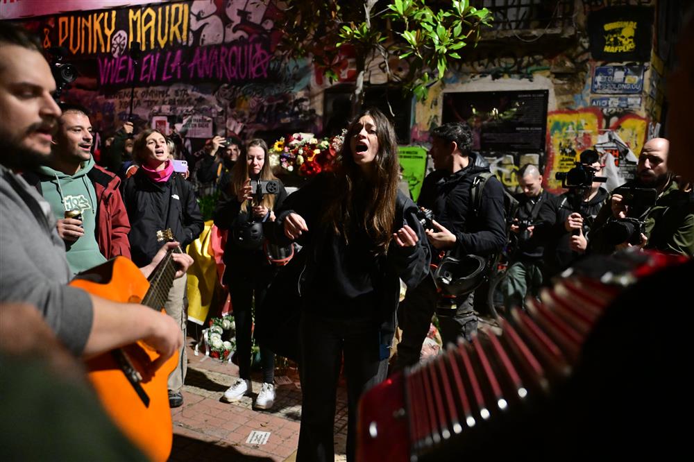 Όργιο αστυνομικής βίας σε άλλη μια πορεία για τον Αλέξη - Κι όμως, κόσμος έσπασε τον αποκλεισμό και τραγούδησε στο μνημείο