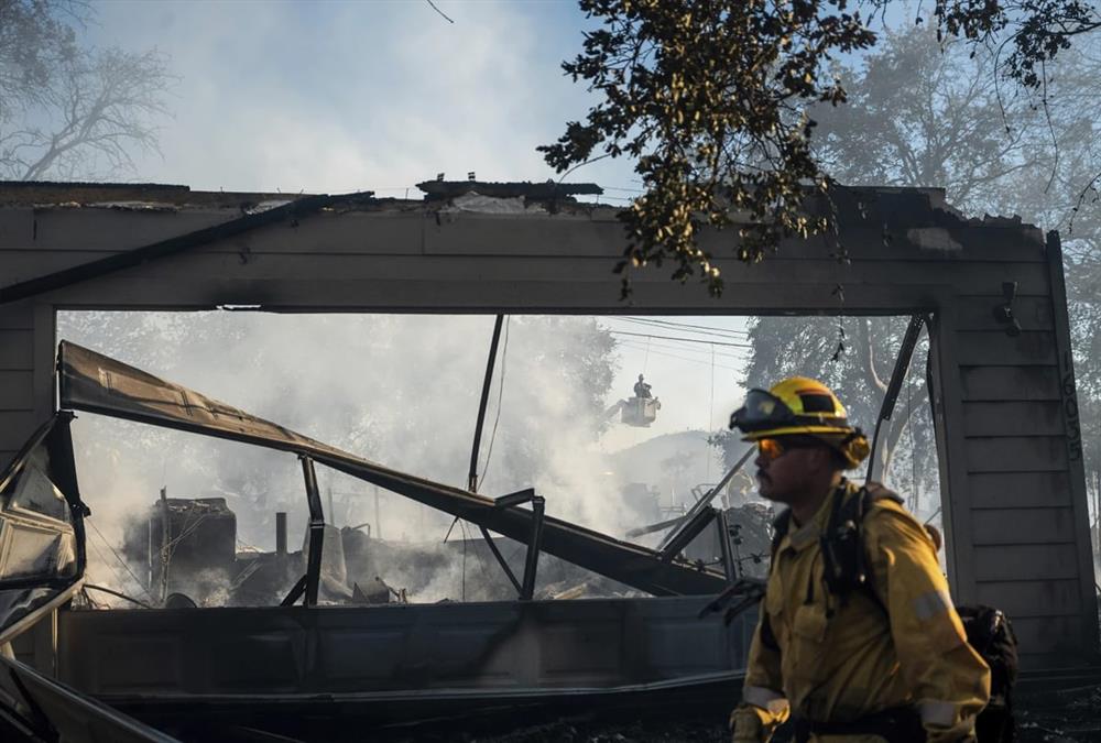 Πύρινη κόλαση στην Καλιφόρνια: Στάχτη χιλιάδες στρέμματα και δεκάδες σπίτια - Συγκλονιστικές εικόνες