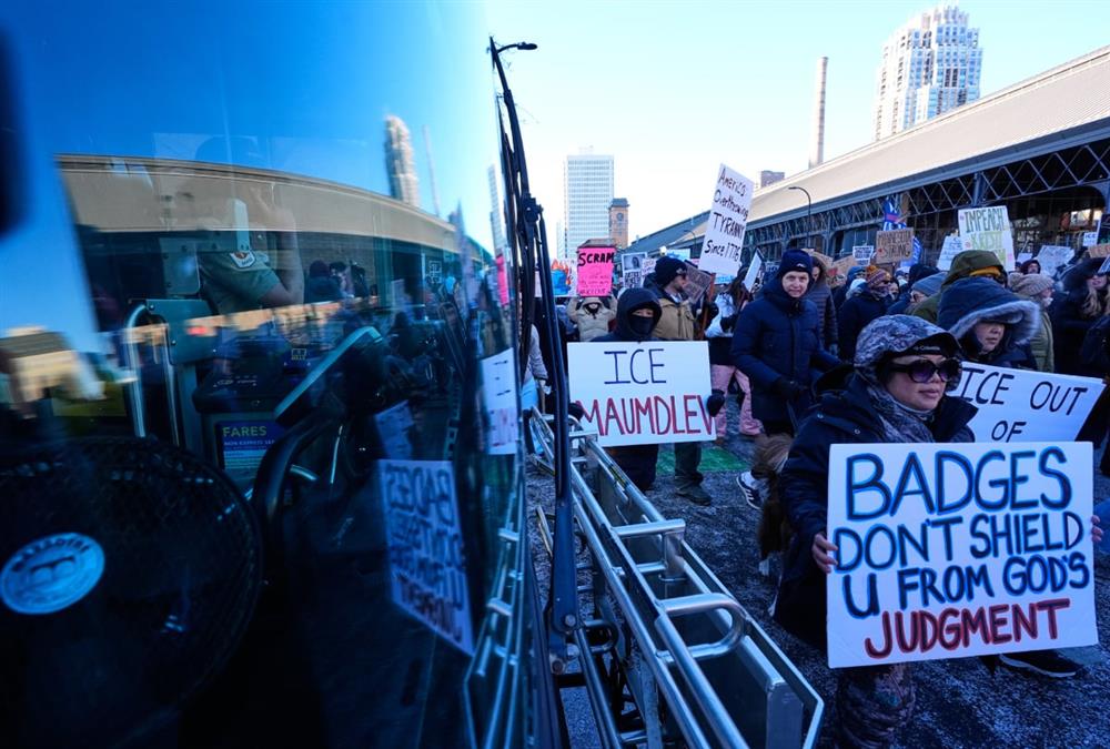 «Μισθωμένοι δολοφόνοι»: Χιλιάδες διαδηλωτές φώναξαν κατά της ICE στους δρόμους της Μινεάπολης
