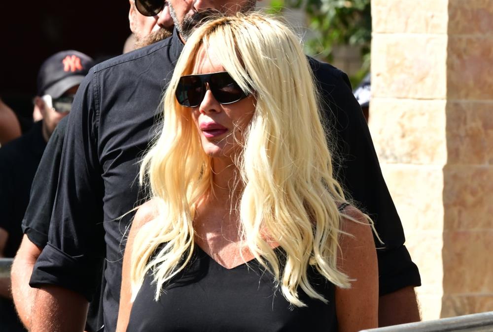 Βαθιά θλίψη στο τελευταίο αντίο στον Γιώργο Μαζωνάκη