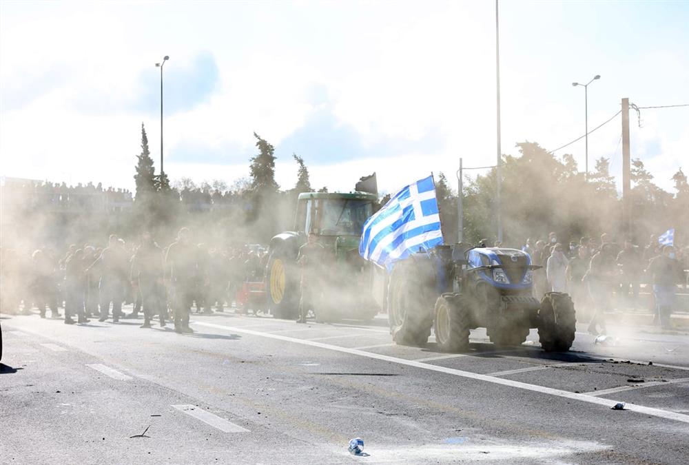 Έκρυθμη η κατάσταση στην Κρήτη: Κατάληψη από αγρότες στο αεροδρόμιο Ηρακλείου - Επεισόδια με χημικά στα Χανιά