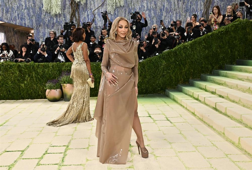 Met Gala 2026: Λάμψη, προκλήσεις και εντυπωσιακές επιστροφές στο κόκκινο χαλί