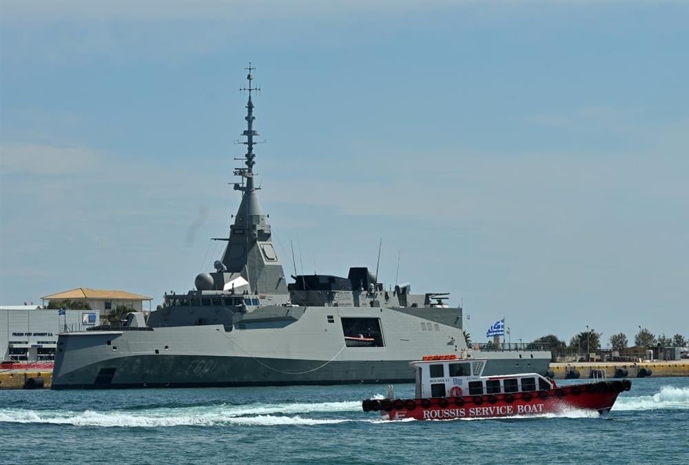 Για πρώτη φορά στο λιμάνι του Πειραιά η φρεγάτα «Κίμων» - Καρέ καρέ η άφιξή της