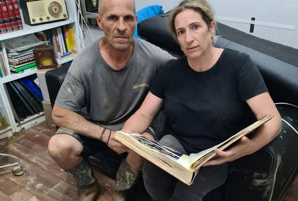 Στην Αγριά Βόλου, κάτω από τις λάσπες που άφησε πίσω της η κακοκαιρία Elias, βρέθηκε ένα άλμπουμ βάπτισης που κρύβει μία συγκινητική ιστορία