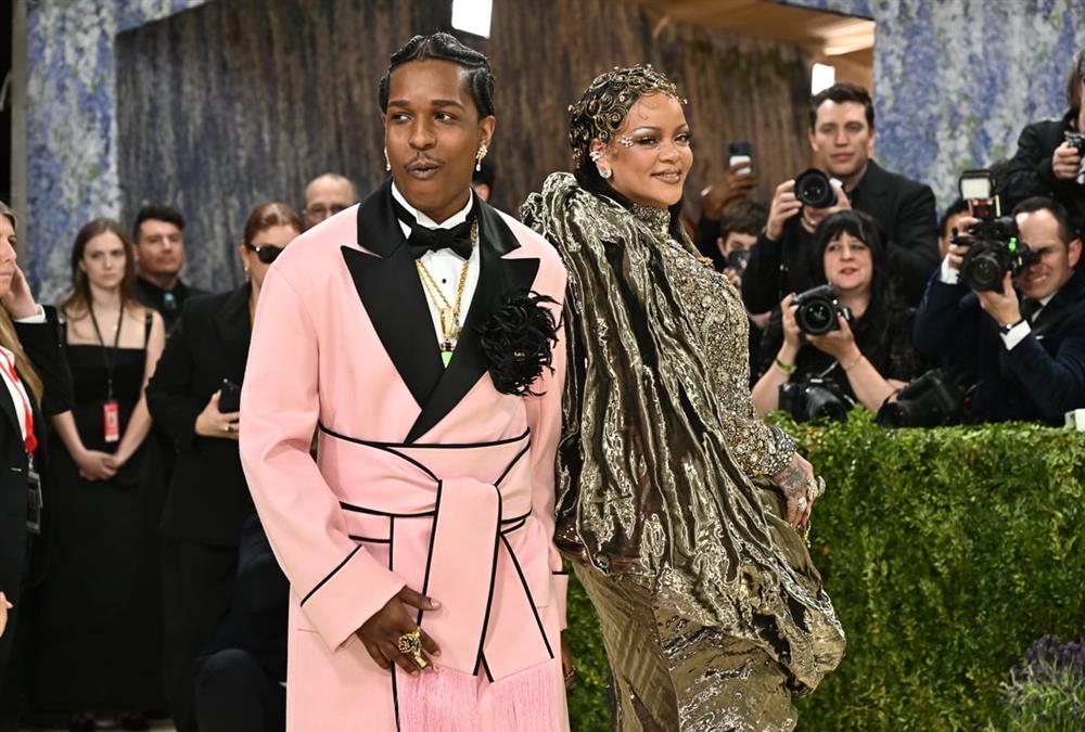 Met Gala 2026: Λάμψη, προκλήσεις και εντυπωσιακές επιστροφές στο κόκκινο χαλί
