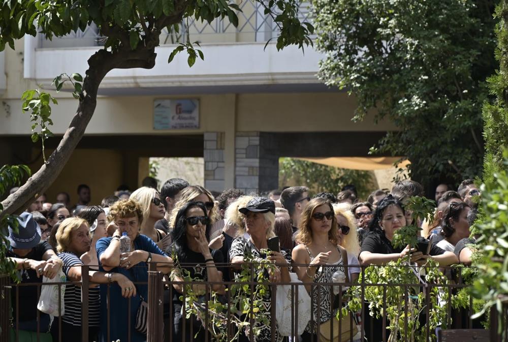 Βαθιά θλίψη στο τελευταίο αντίο στον Γιώργο Μαζωνάκη