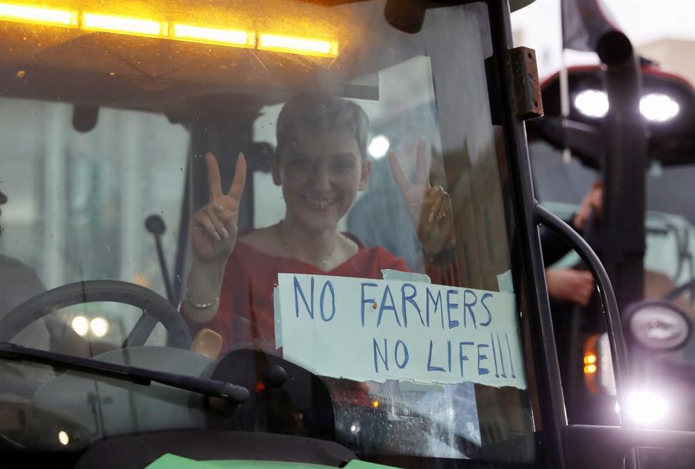 Απόβαση των αγροτών με τρακτέρ στο Σύνταγμα - «No farmers, no life»
