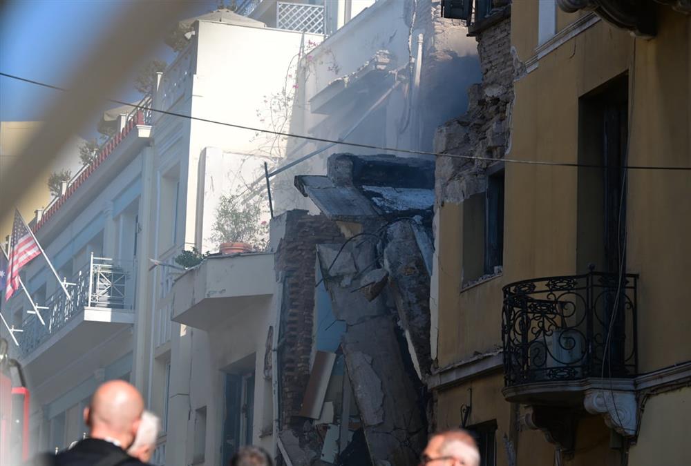 Ισχυρή έκρηξη στην Πλάκα: Κατέρρευσε και τυλίχτηκε στις φλόγες κτίριο στη Λυσικράτους