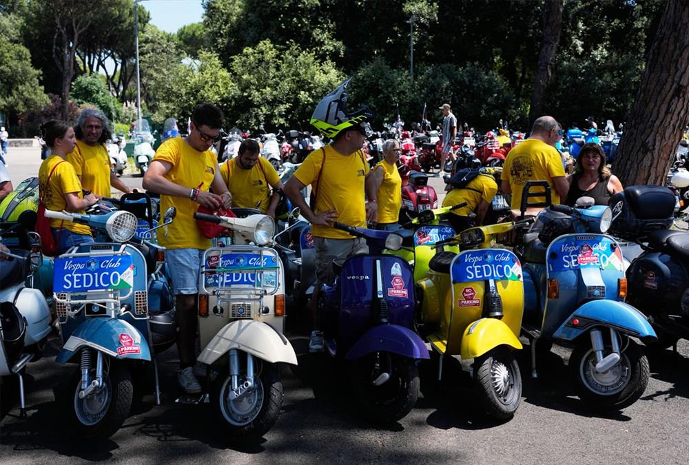 Χιλιάδες Βέσπες «τίμησαν» στο Κολοσσαίο τη χώρα που τις... γέννησε πριν από 80 χρόνια