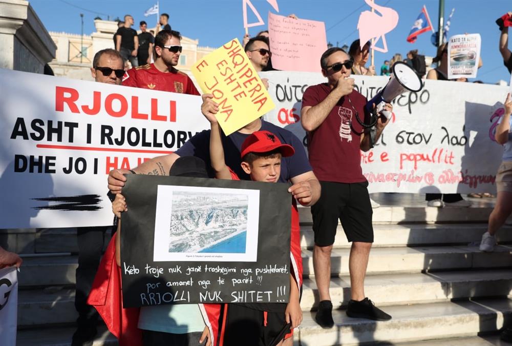 «Ξεπουλάνε τη γη μας στους ολιγάρχες»: Δυναμική διαμαρτυρία στο Σύνταγμα για το mega resort του Κούσνερ