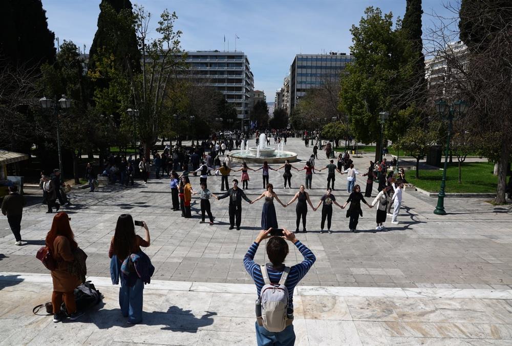«Αυτό δεν είναι πανεπιστήμιο, είναι βαφτίσια»: Η ξεχωριστή συγκέντρωση διαμαρτυρίας καλλιτεχνών στο Σύνταγμα