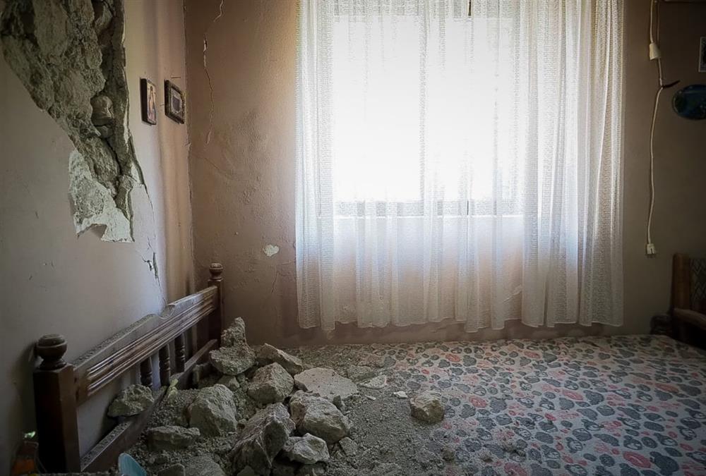 Οι κάτοικοι μετρούν τις πληγές τους μετά τον «χορό» των Ρίχτερ στην Εύβοια - Ζημιές σε σπίτια και απόγνωση