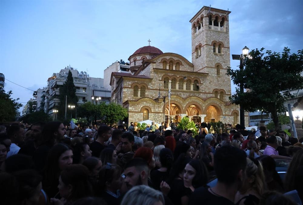 Λαοθάλασσα, τραγούδια, κλάματα και λουλούδια στη λαϊκή αγρυπνία για τον Γιώργο Μαζωνάκη στη Νίκαια