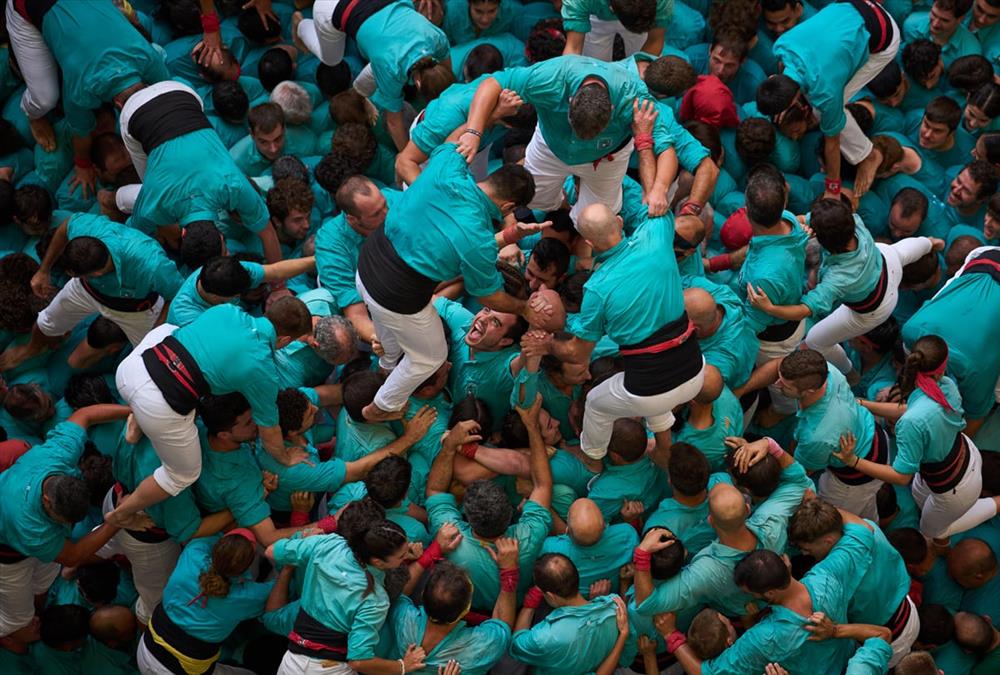 «Castells»: Οι ανθρώπινοι πύργοι της Καταλονίας και η δύναμη της συλλογικότητας