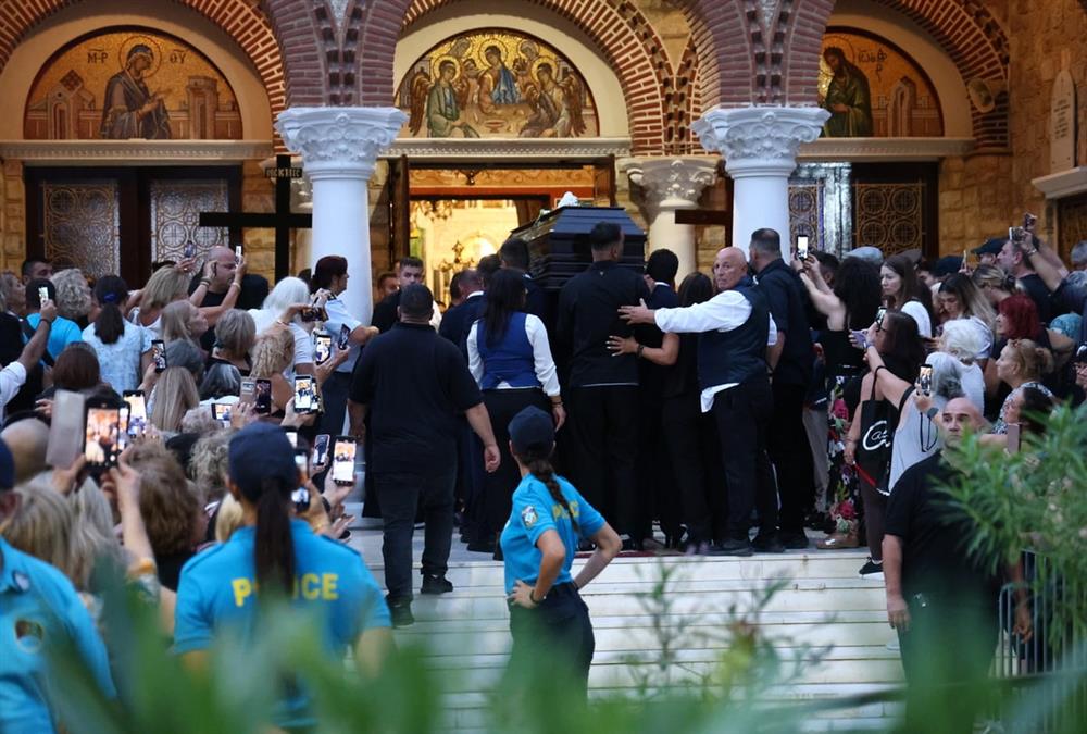 Λαοθάλασσα, τραγούδια, κλάματα και λουλούδια στη λαϊκή αγρυπνία για τον Γιώργο Μαζωνάκη στη Νίκαια