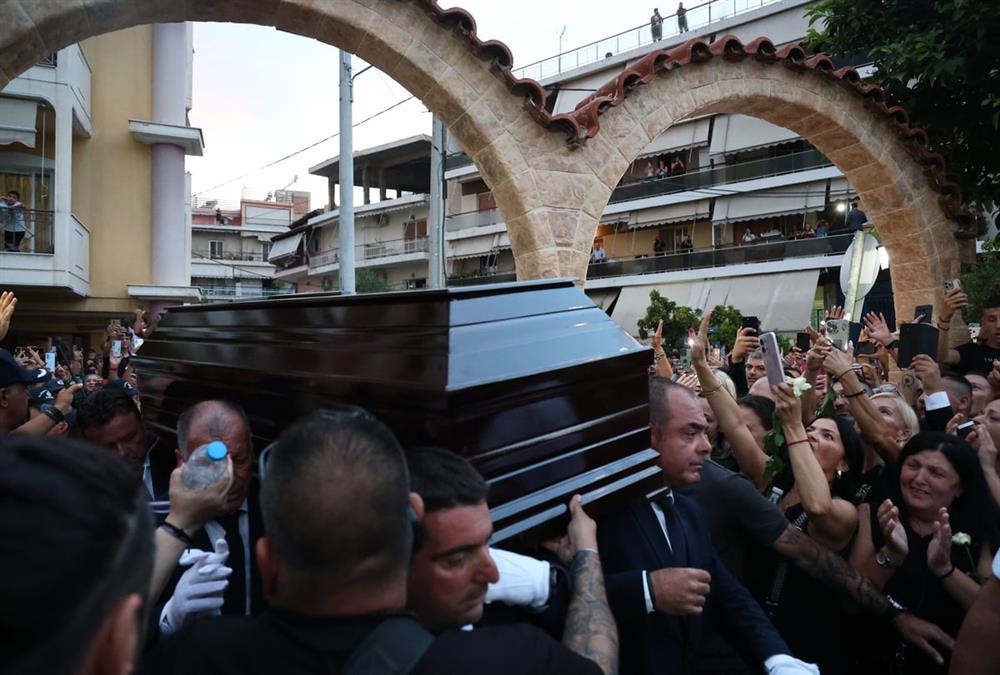 Λαοθάλασσα, τραγούδια, κλάματα και λουλούδια στη λαϊκή αγρυπνία για τον Γιώργο Μαζωνάκη στη Νίκαια
