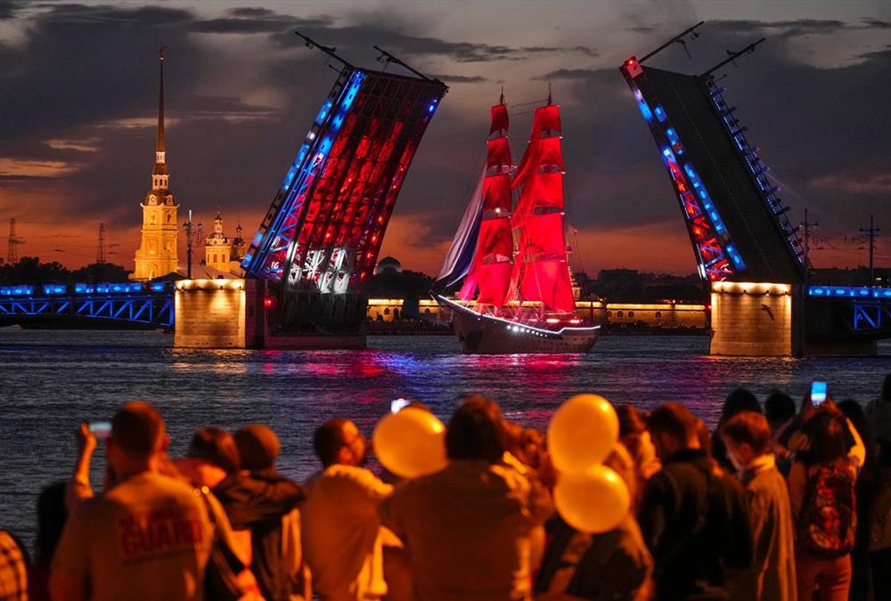 Χιλιάδες μαθητές στην Αγία Πετρούπολη γιορτάζουν το τέλος της ακαδημαϊκής χρονιάς στο φεστιβάλ Scarlet Sails