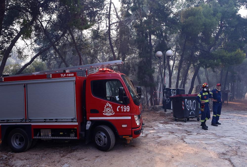 Μεγάλη φωτιά στο Ποικίλο Όρος - Εκκενώσεις σε Αφαία, Άνω Δάσος Χαϊδαρίου και Δαφνί