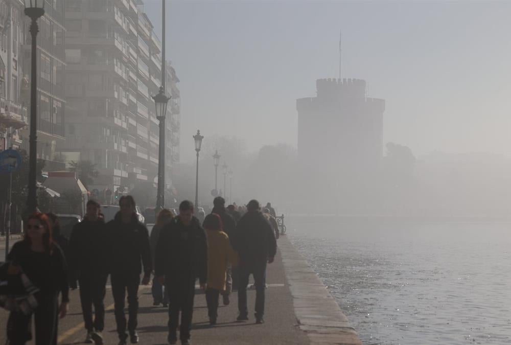 Πέπλο ομίχλης κάλυψε τη Θεσσαλονίκη - Εντυπωσιακές εικόνες