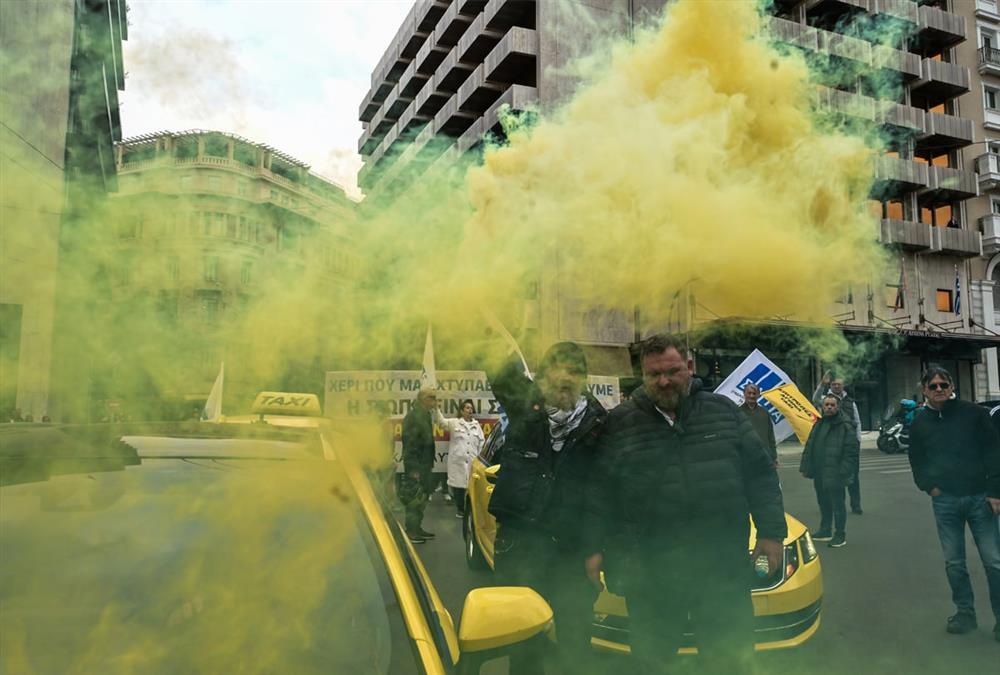 Στους δρόμους της Αθήνας οι οδηγοί ταξί - Καπνογόνα και συνθήματα έξω από τη Βουλή